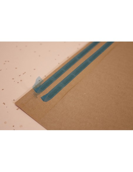 Sobre de Papel Kraft E-Commerce de 30 x 33 + 7 Solapa Adhesiva con 2 tiras Inviolables.